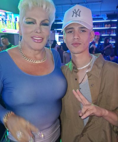 Jessica Esotérica apoyando al hermano de Aaron luego que fuera salvado de CASA DE LOS FAMOSOS  MÉXICO