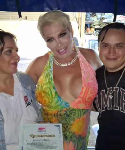 Mercado San Juan de Dios: Jessica Esotérica siendo cobijada por el amor de 2 de sus líderes