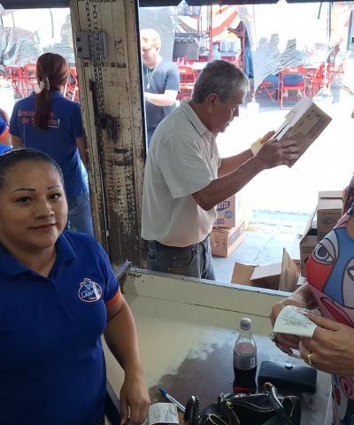 Regalando Sonrisas a Nuestros Mayores